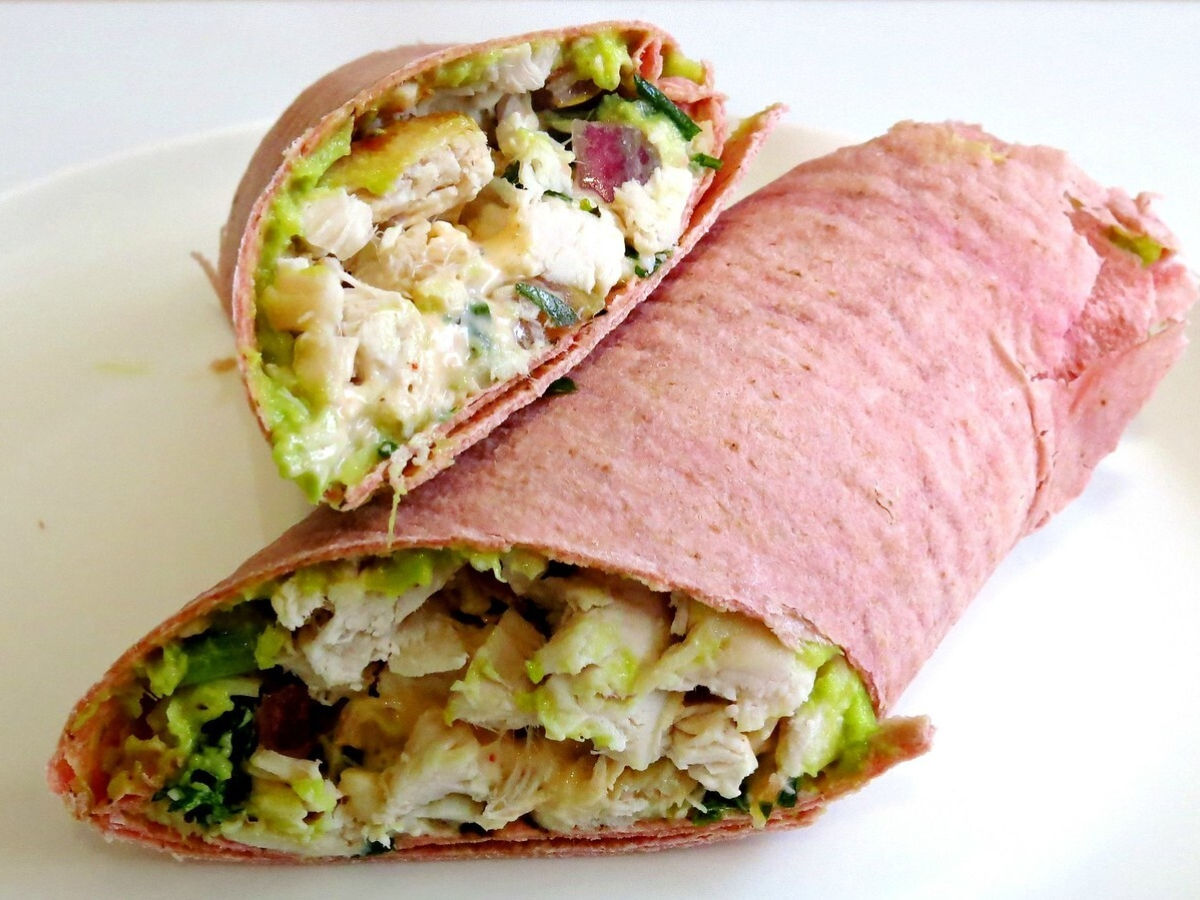 Wraps met kip paprika en ijsbergsla